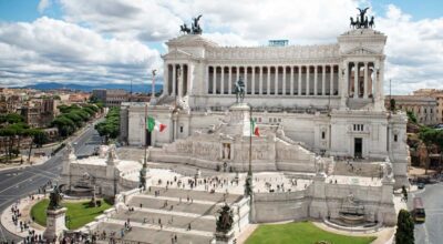 Il gigantesco monumento dedicato al Re dell'Unità d'Italia Vittorio Emanuele II, noto come Altare della Patria, si erge nel suo valore simbolico tra Piazza Venezia e Via dei Fori Imperiali al centro di Roma. Storia e descrizione
