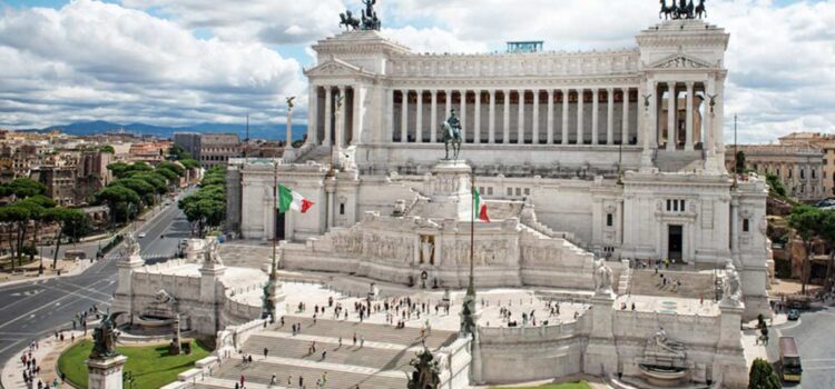 Il gigantesco monumento dedicato al Re dell'Unità d'Italia Vittorio Emanuele II, noto come Altare della Patria, si erge nel suo valore simbolico tra Piazza Venezia e Via dei Fori Imperiali al centro di Roma. Storia e descrizione
