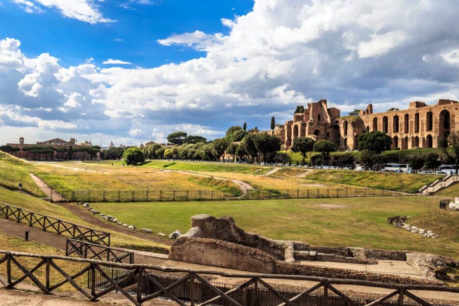 Il Circo Massimo di Roma è il più grande stadio mai costruita dall'uomo. Per quasi un milennio si sono qui svolte le corse dei carri. Scopriamo storia e descrizione.